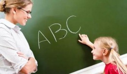 老师，您能坐在我旁边吗？,老师，能否与我并肩而坐？