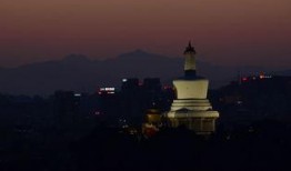 夜幕降临,光影交织的都市画卷