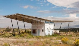 荒野加油站,见证岁月流转的石油传奇